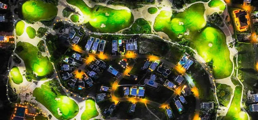 Imagen ilustrativa de un torneo nocturno de golf