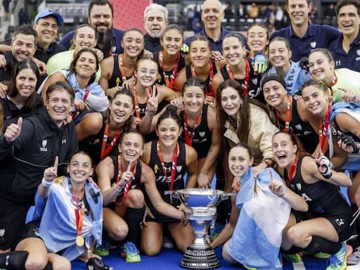 LAS LEONAS LLEGARON A LA ARGENTINA CON LA COPA DEL MUNDO