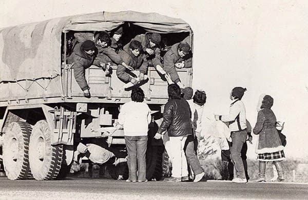Vecinos de Puerto Madryn alimentando a los ex combatientes recién llegados